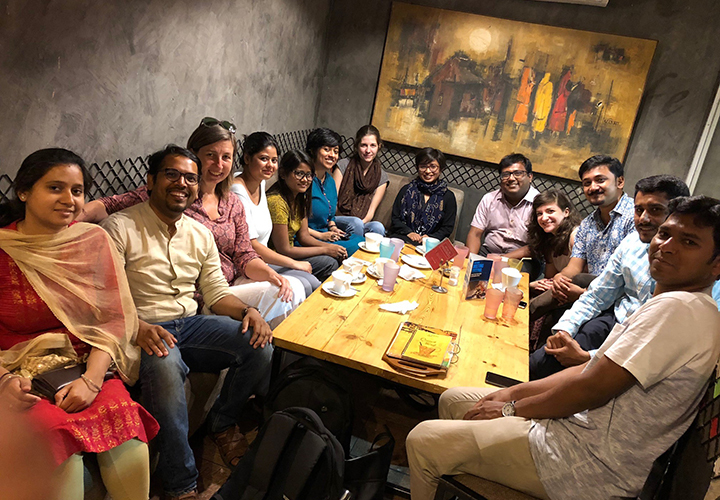 Wiedersehensfreude in Delhi: Alumni und ehemalige DAAD-Stipendiatinnen und –Stipendiaten des CeMIS bei einem Treffen mit Dr. Karin Klenke und Promovierenden des CeMIS.