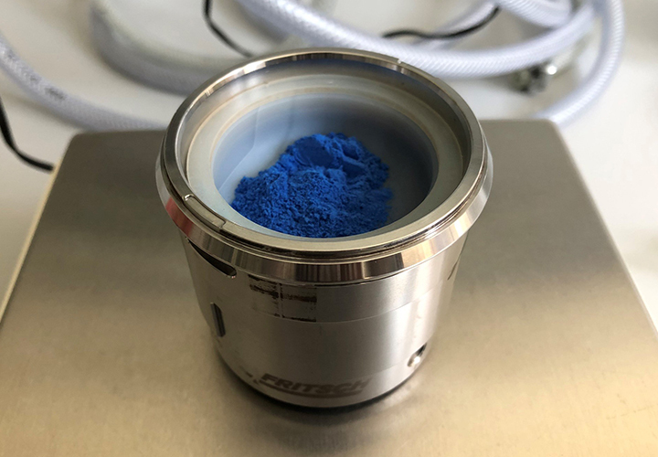 Ägyptisch Blau: Aus diesem Pulver haben die Forschenden die Nanosheets gewonnen.