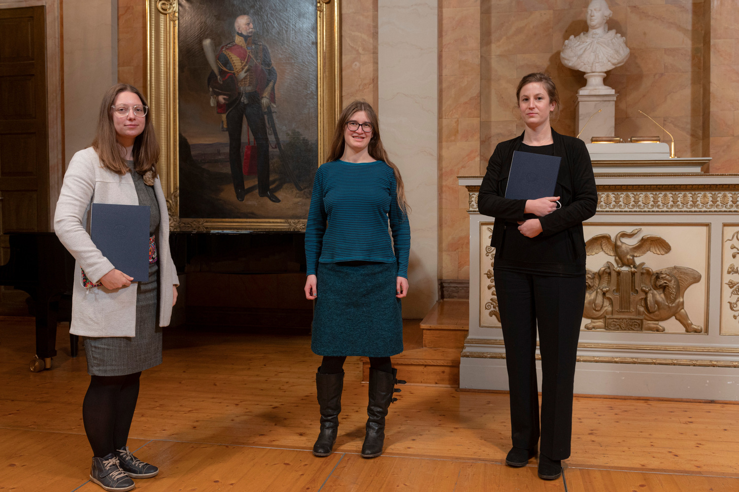 Erhielten den Sonderpreis der Studierendenschaft für besonderes Engagement: Elena Romashko (links) und Sarah Böger (rechts), in der Mitte AStA-Vorsitzende Pippa Schneider.