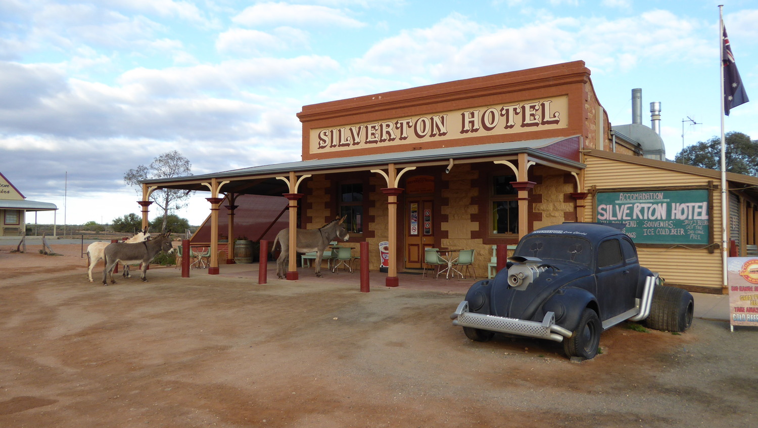 Silverton, Südaustralien: Ursprünglich während des Bergbaubooms im späten 19. Jahrhundert gegründet wurde Silverton nur 50 Jahre später während des Niedergangs des Bergbaus aufgegeben. Heute ist diese Geisterstadt eine Touristenattraktion im australischen Outback.