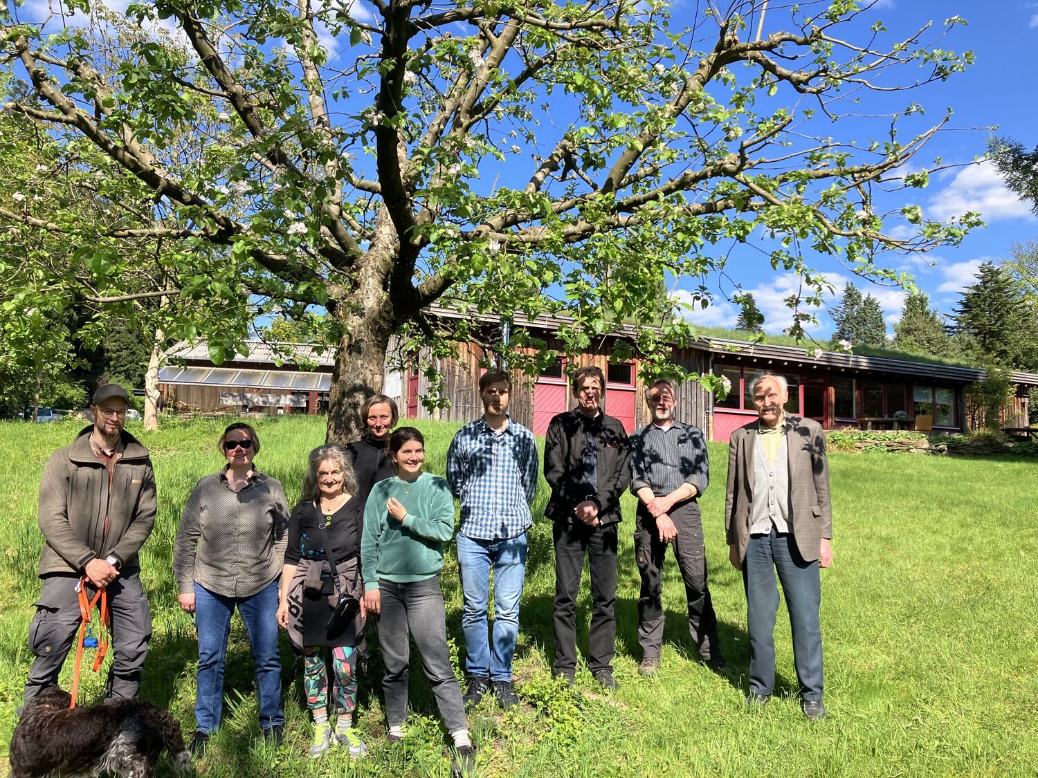 Gruppenfoto eines Lernlabors in Wuppertal, nach Waldbegang und Waldbaden.