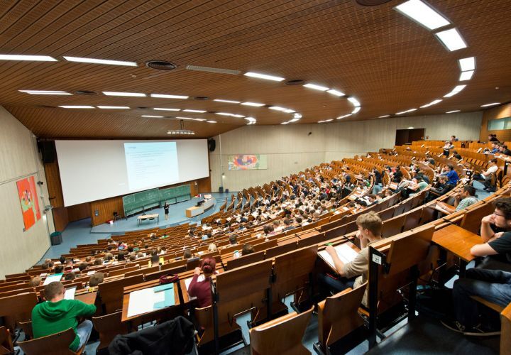 Neben den Studierendenurteilen wertet das Ranking auch die Fakten zu den Studienangeboten sowie Forschungskriterien aus.