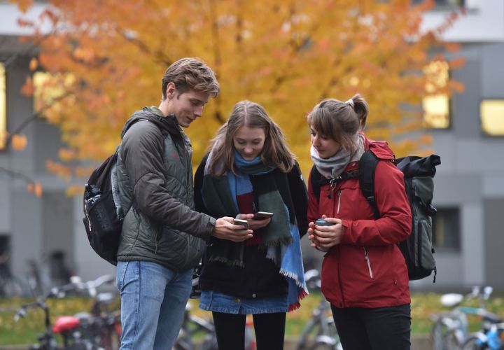 Die Herbstuni richtet sich an Schülerinnen und Schüler der Oberstufe sowie an alle anderen Studieninteressierten.