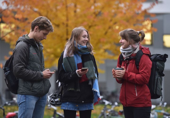 Auf einer Campusführung können die Teilnehmenden den Studienort kennenlernen.