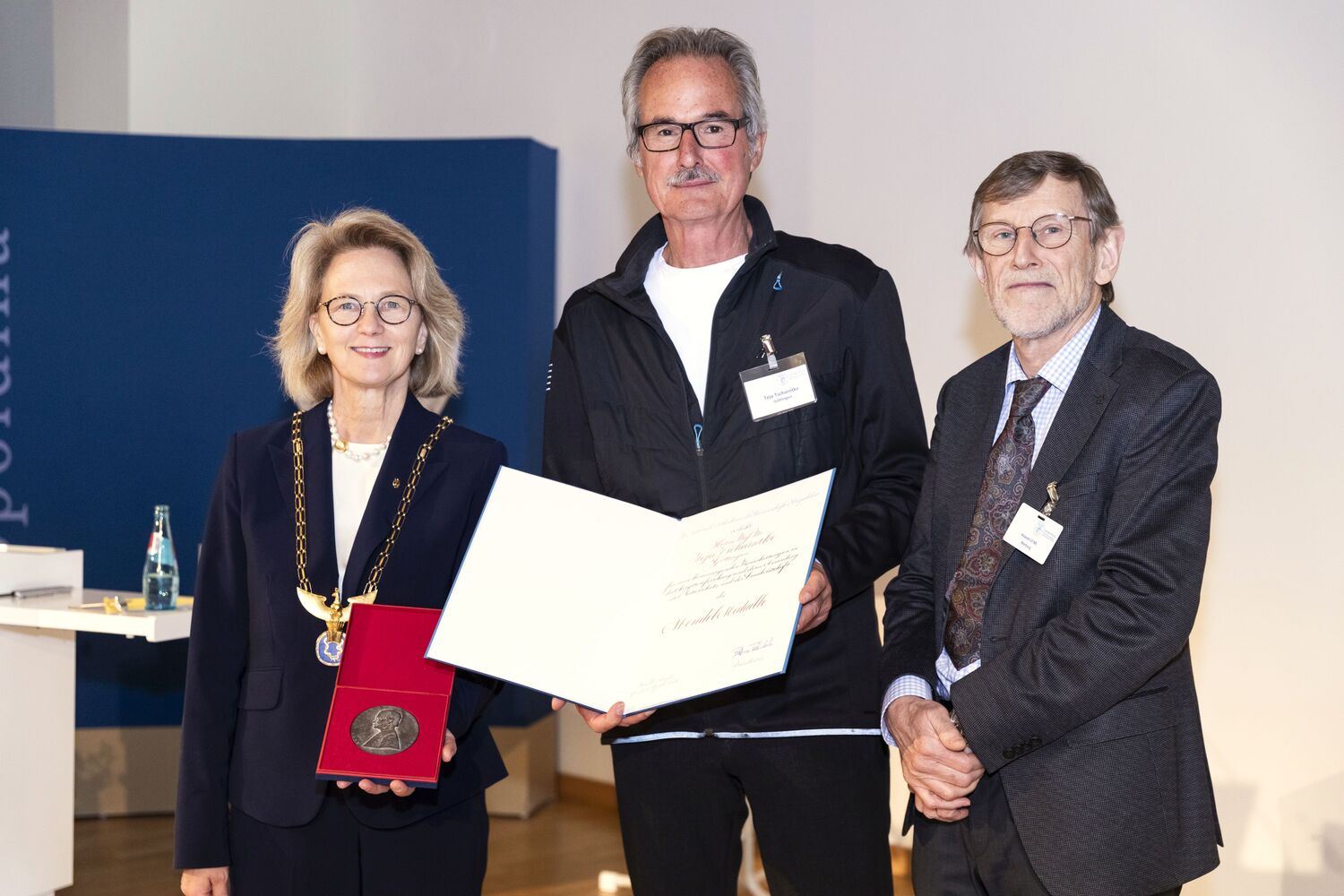Prof. Dr. Bettina Rockenbach, Präsidentin der Nationalen Akademie der Wissenschaften Leopoldina, Prof. Dr. Teja Tscharntke und Prof. Dr. Roland Lill, Sprecher der Klasse II – Lebenswissenschaften der Leopoldina (von links)