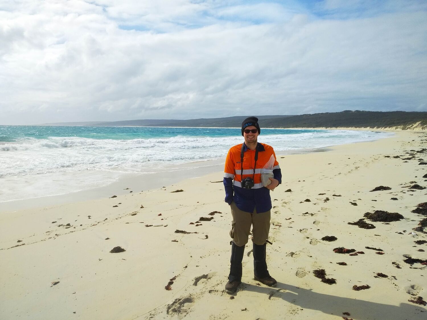 Dr. Maximilian Dröllner bei der Probenahme moderner Strandsande in Süden Australiens
