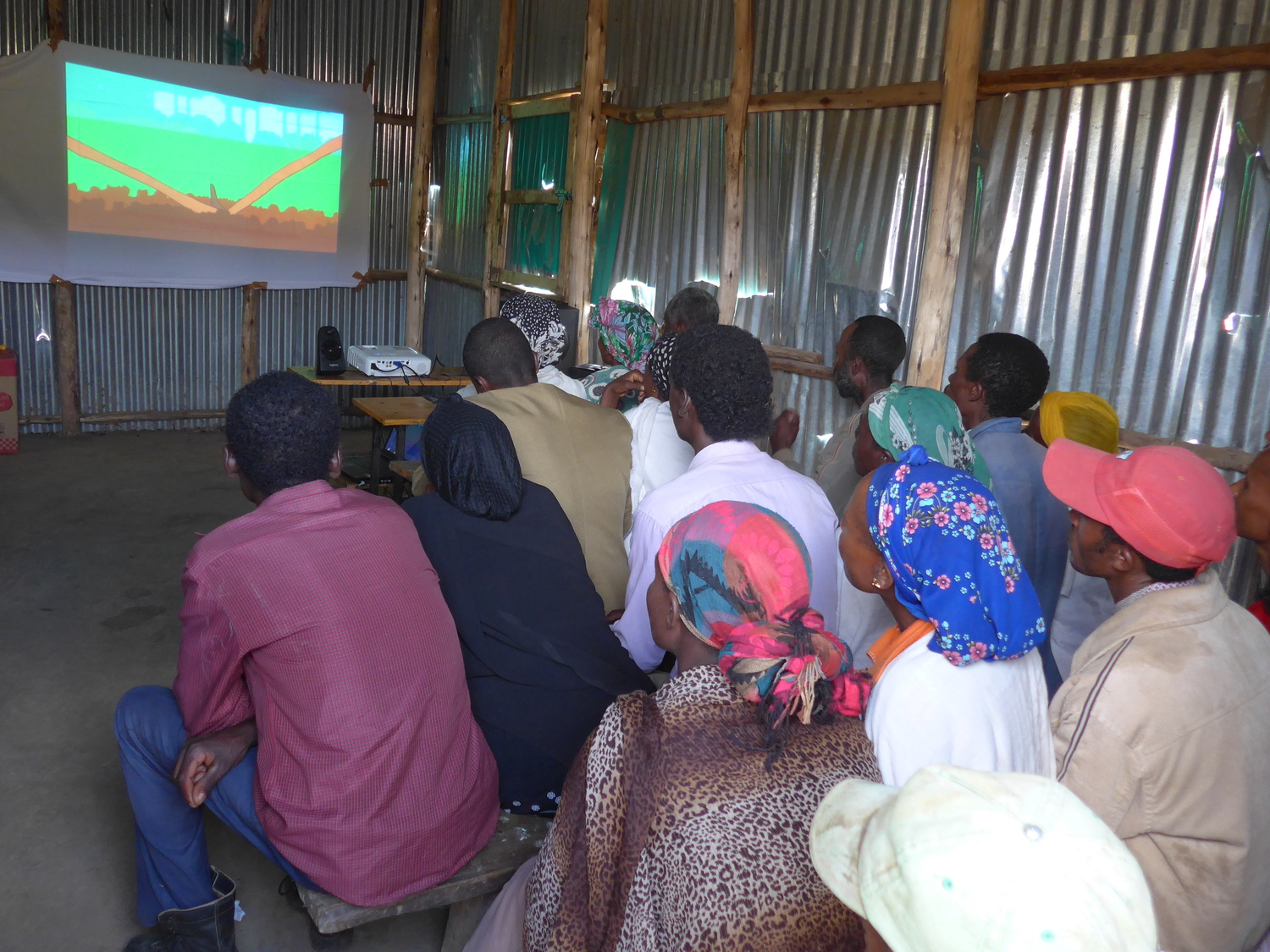 Landwirtinnen und Landwirte in Äthiopien schauen sich die Lernvideos zu landwirtschaftlichen Praktiken an.