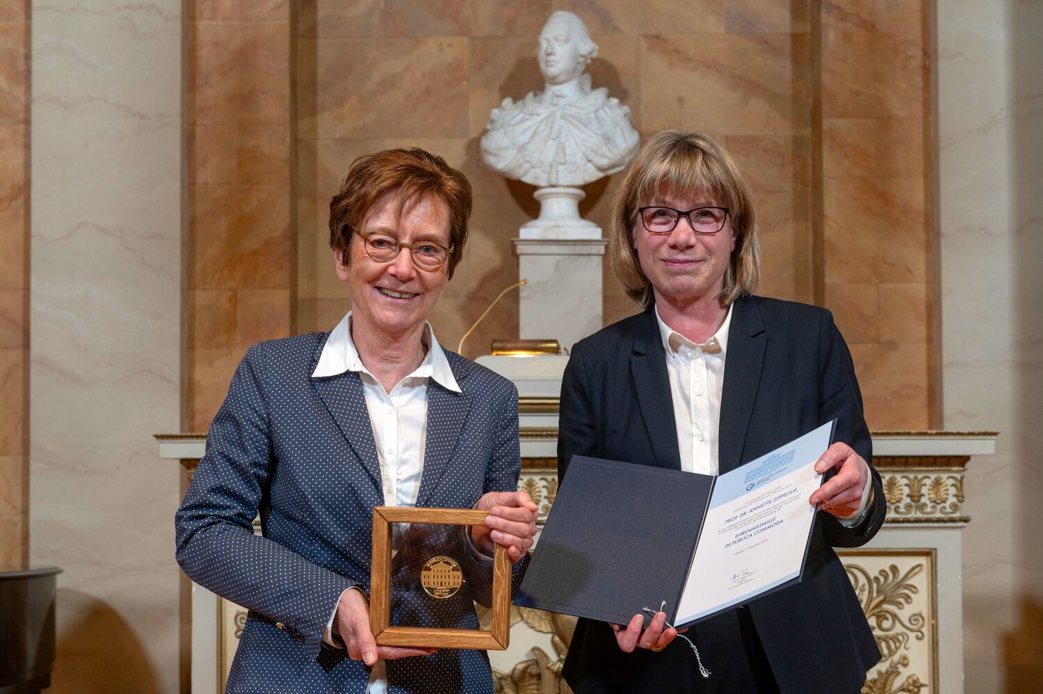 Universitätsmedaille „In Publica Commoda“ für Prof. Dr. Annette Zippelius, rechts Universitätsvizepräsidentin Prof. Dr. Anke Holler.