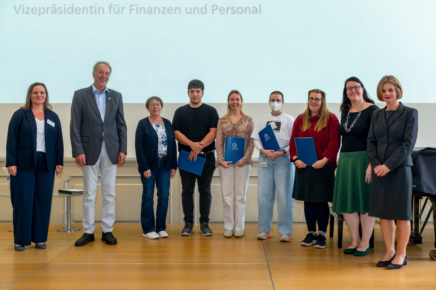 Universitätspräsident Prof. Dr. Axel Schölmerich (2.v.l) und Dr. Valérie Schüller, Vizepräsidentin für Finanzen und Personal (rechts), mit den prämierten Azubis aus der Chemie und der SUB.