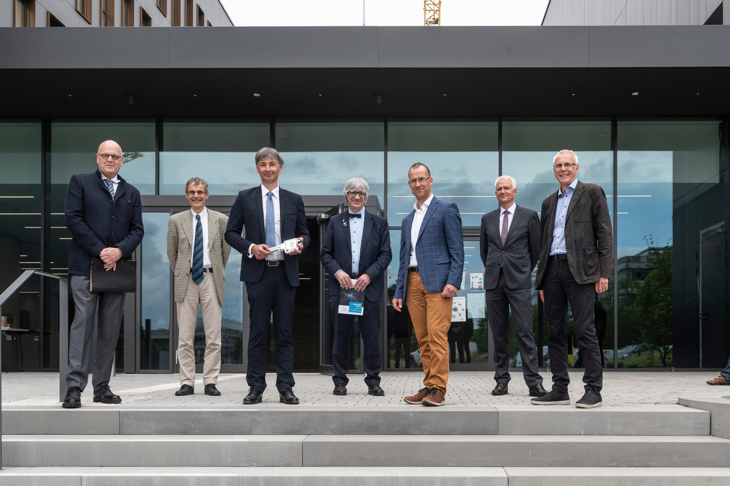 From left to right: Professor Wolfgang Brück, UMG, Professor Christian Griesinger, MPI for Biophysical Chemistry, Professor Ramin Yahyapour, GWDG, Professor Metin Tolan and Professor Norbert Lossau, Presidential Board of the University of Göttingen, Stefan Jungeblodt, Lower Saxony Ministry of Science and Culture, Rainer Bolli, Facility Management of the University of Göttingen.