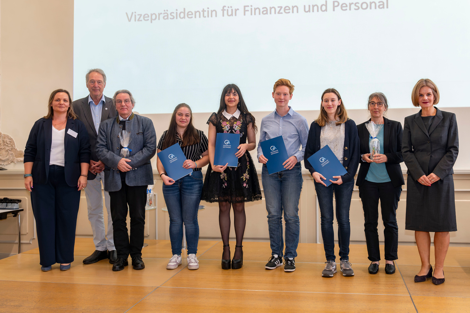 Universitätspräsident Prof. Dr. Axel Schölmerich (2.v.l) und Dr. Valérie Schüller, Vizepräsidentin für Finanzen und Personal (rechts), mit den prämierten Azubis aus Biologie und Tiermedizin.