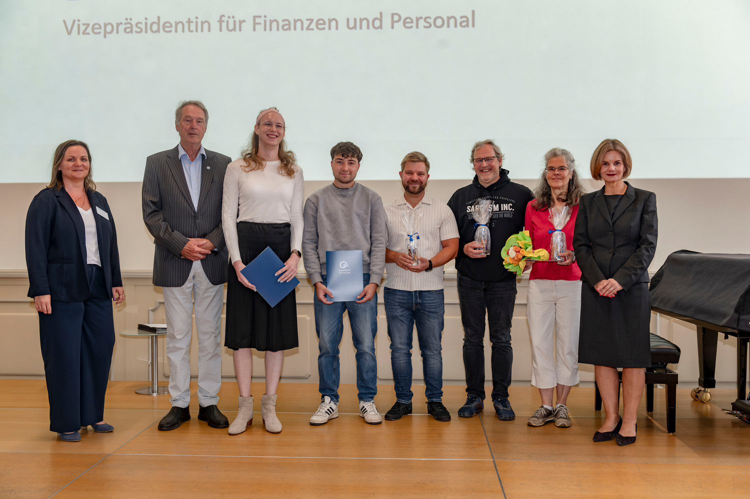 Universitätspräsident Prof. Dr. Axel Schölmerich (2.v.l) und Dr. Valérie Schüller, Vizepräsidentin für Finanzen und Personal (rechts), mit den prämierten Azubis für Fachinformatik und Feinmechanik.
