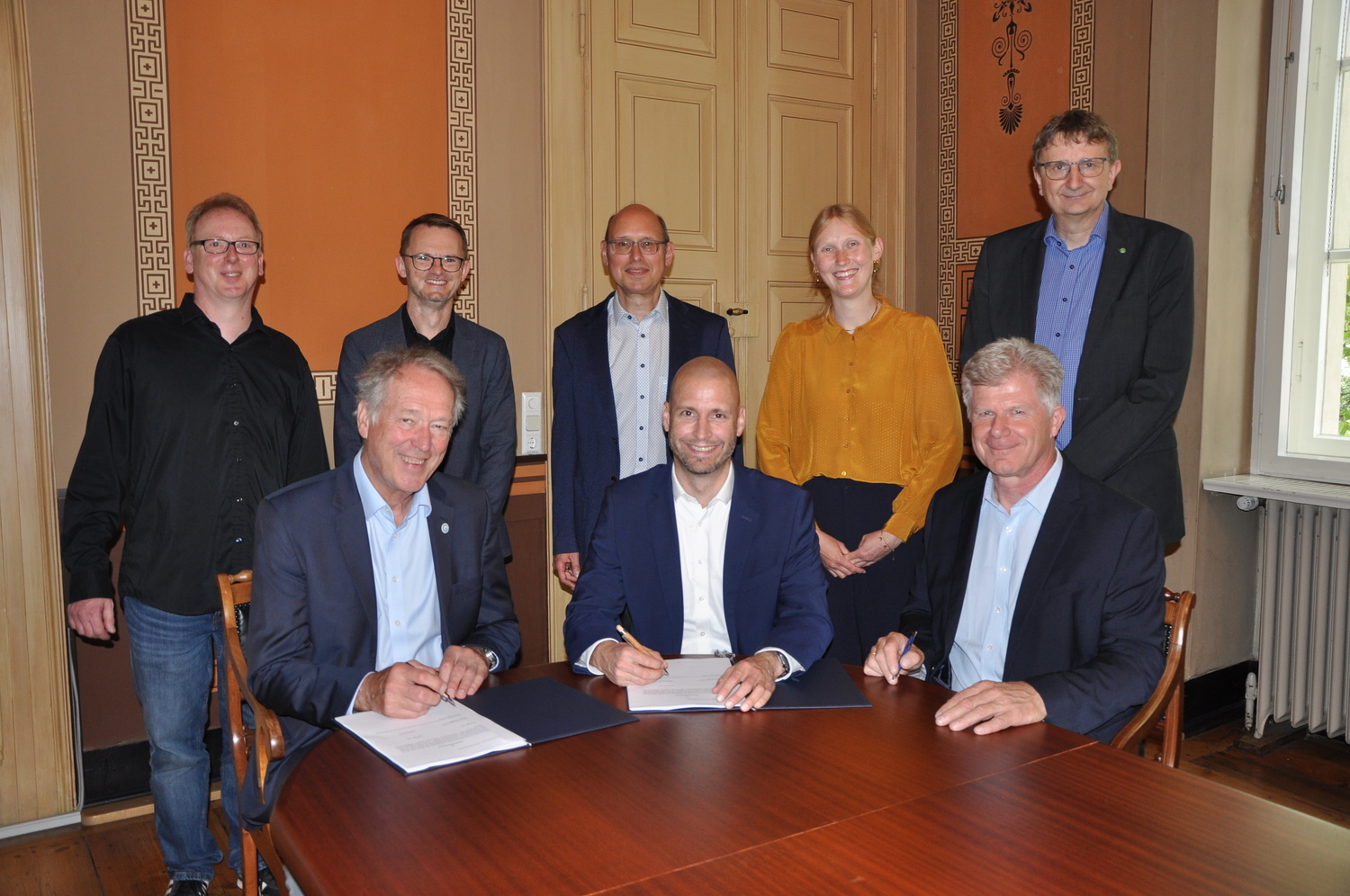 Vorne von links: Universitätspräsident Prof. Dr. Axel Schölmerich, EAM Netz-Geschäftsführer Dr. Sebastian Breker und Armin Schülbe (Leiter des EAM Regionalzentrums Nord). Hinten von links Christian Gemm (Universität Göttingen, Fachbereichsleiter Energie), Christian Tasch (Universität Göttingen, Leiter Baumanagement), Jan Sowa (Universität Göttingen, Leiter Gebäudemanagement), Paulina Uloth (EAM, Key Account Managerin) und Axel Fette (EAM, Leiter der EAM Netzregion Göttingen).