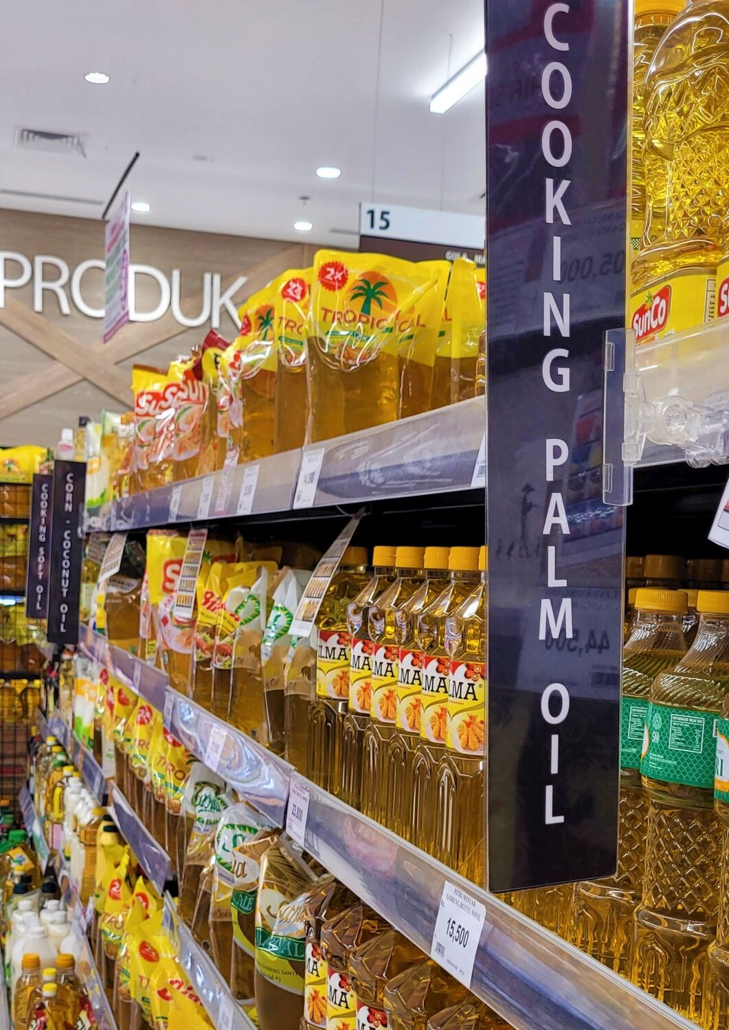 In indonesischen Supermärkten verbreitet: Flaschen mit Palmöl. In Deutschland üblich: Palmöl in zahlreichen Produkten wie Keksen, Tütensuppen und Waschmitteln.