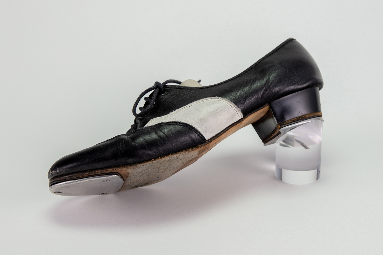 Steppschuh aus einem vergangenen Tanzkurs, 50 Jahre KAZ