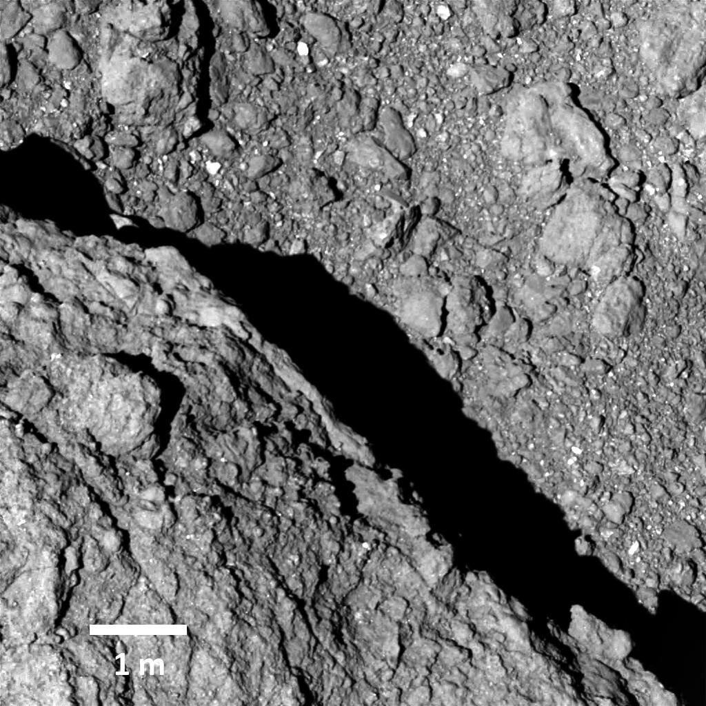 Oberfläche des Asteroiden Ryugu, aufgenommen am 21. September 2018 aus einer Entfernung von 64 Metern.