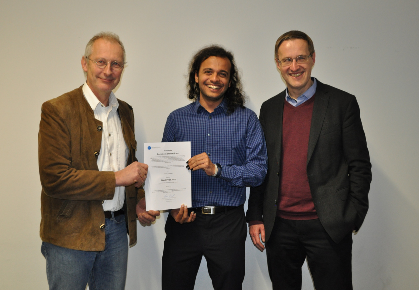 From left to right: Professor Christian Ammer (Vice-President for Student and Academic Services), Rishabh Jha (winner 2022 DAAD prize for outstanding international students), and Professor Stefan Kehrein (Institute for Theoretical Physics)