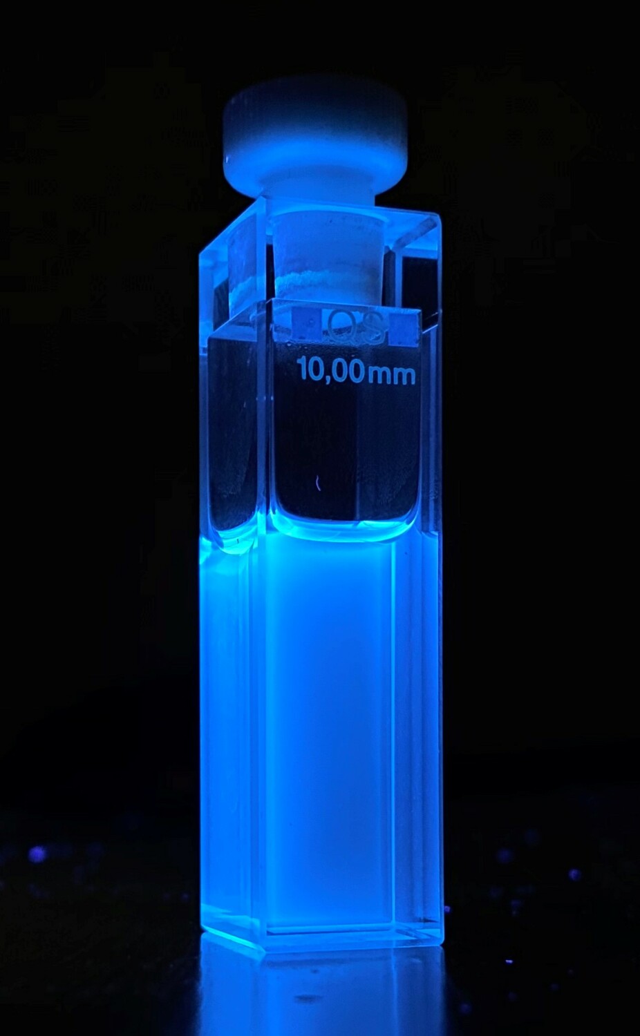 Fluoreszenz eines elektrochemisch synthetisierten Tyrosin-derivates unter UV-Licht.