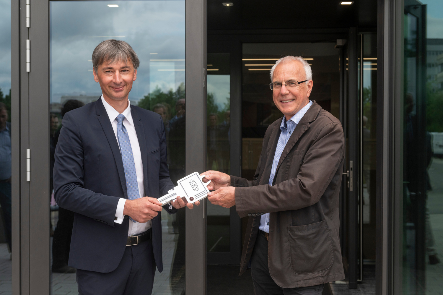 Symbolic handover of keys: on the left GWDG Managing Director Professor Ramin Yahyapour, on the right Rainer Bolli, Head of Facility Management at Göttingen University.