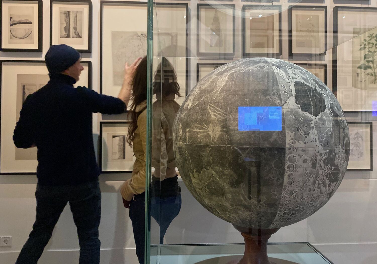 Kopie des Mondglobus, der nach den Beobachtungen Tobias Mayers entworfen wurde. Gemeinsam mit den Mondzeichnungen und -drucken (Reproduktionen) im Raum Atelier des Forum Wissen.