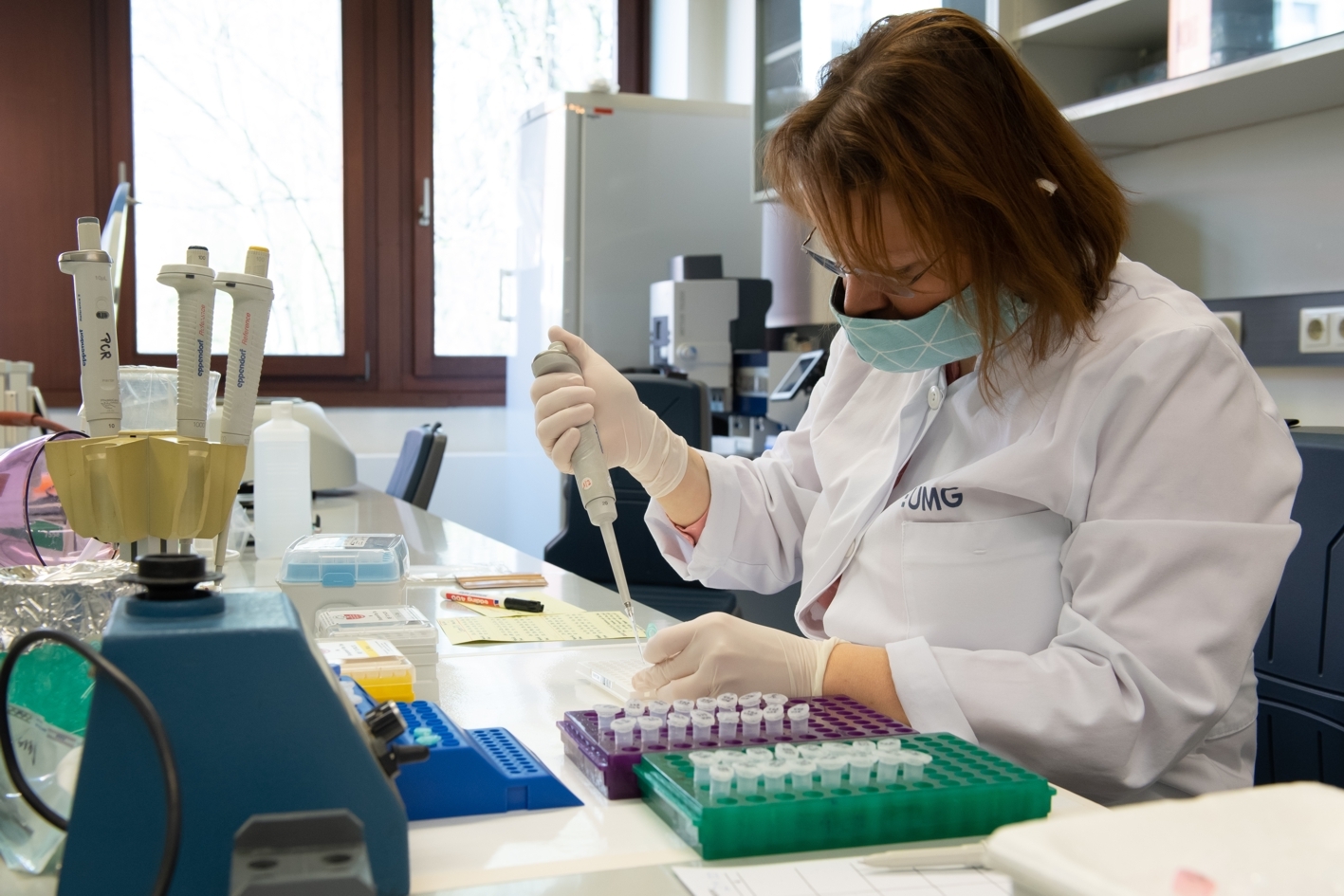 Testungen in der Mikrobiologie: MTA Agnieszka Goretzki bereitet Proben für den PCR-Nachweis vor.