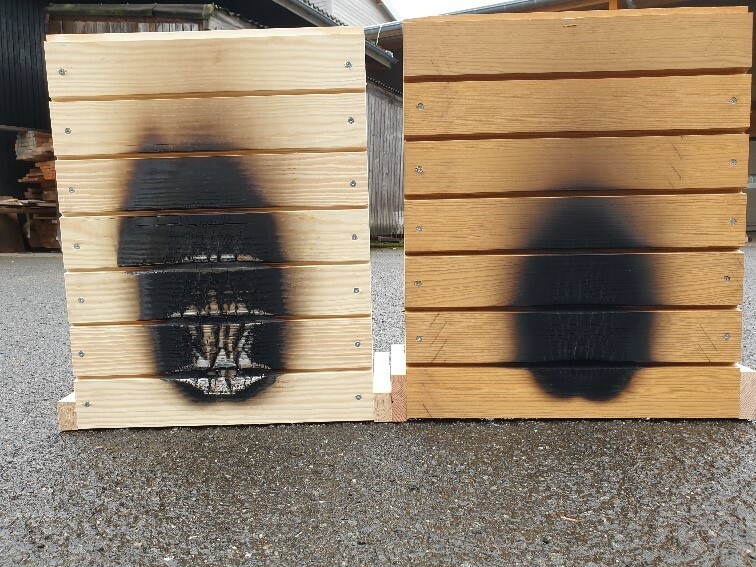 Fassadenelement nach Beflammung – unbehandeltes (links) und behandeltes (rechts) Holz