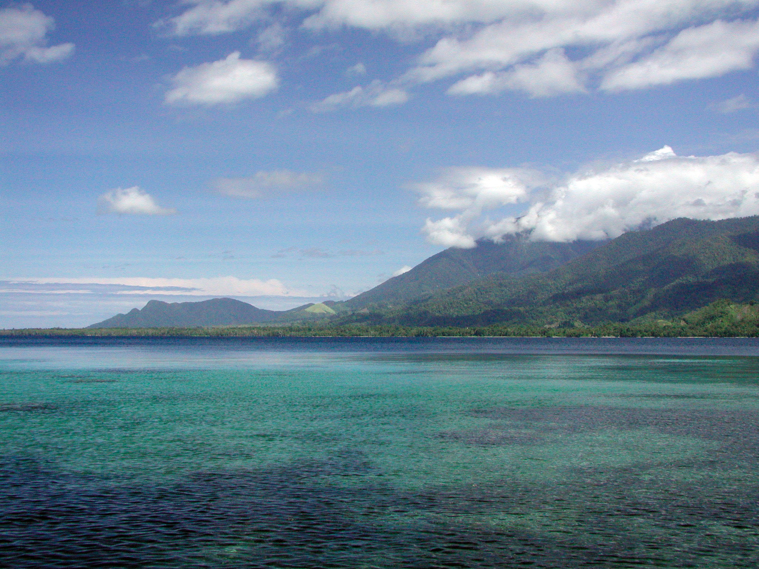 Blick auf die Taleba Bay der Goodenough-Insel in der Provinz Milne Bay in Papua-Neuguinea. Die in dieser Studie untersuchte Probe wurde an einem Aufschluss, also einer Stelle im Gelände, an der ein Gestein unverhüllt zutage tritt, in der Taleba Bay entnommen.