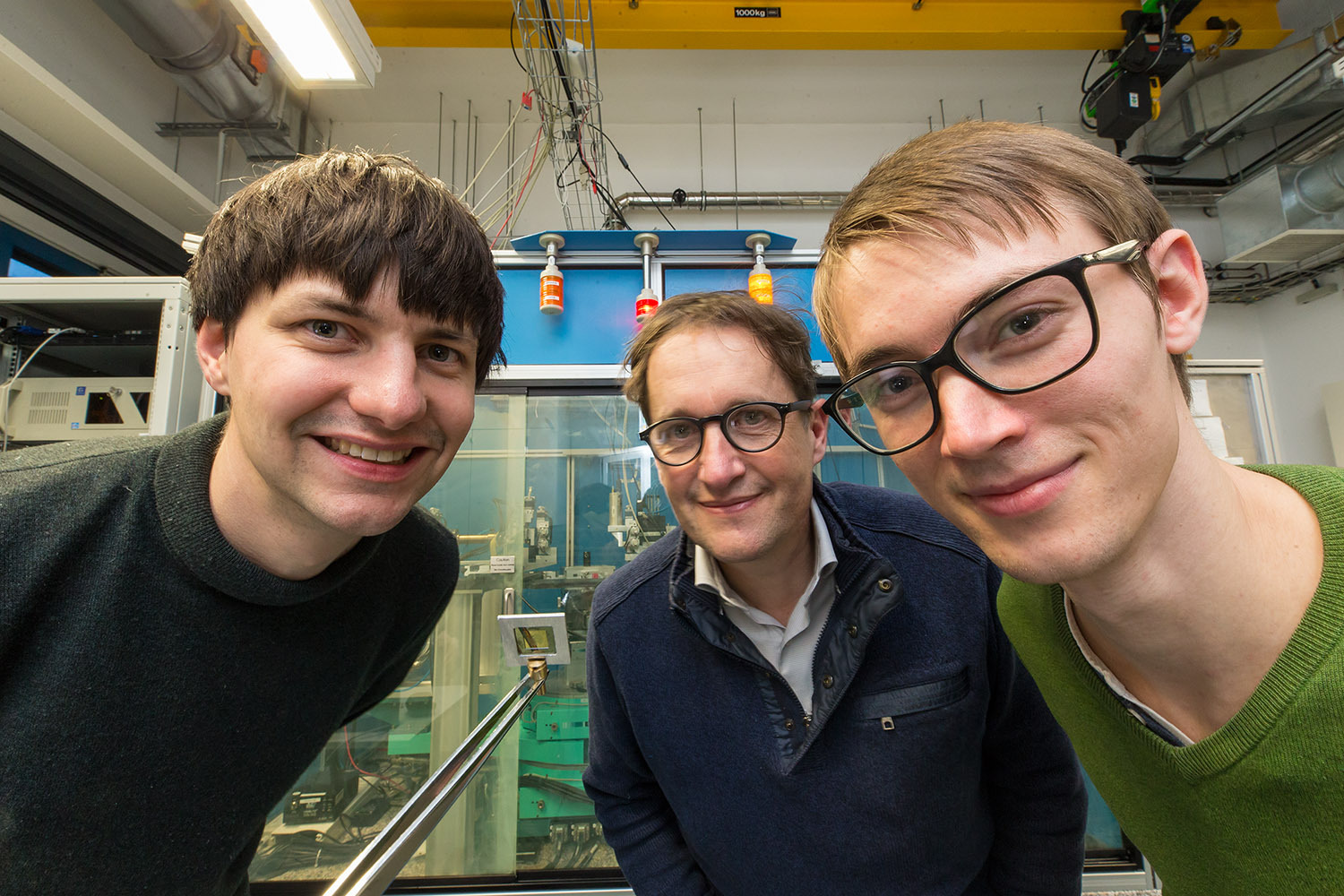 Von links: Dr. Jakob Soltau, die für dieses Experiment verwendete goldbeschichtete Platte, Prof. Dr. Tim Salditt und Paul Meyer in dem Labor, in dem die Forschung stattfand.