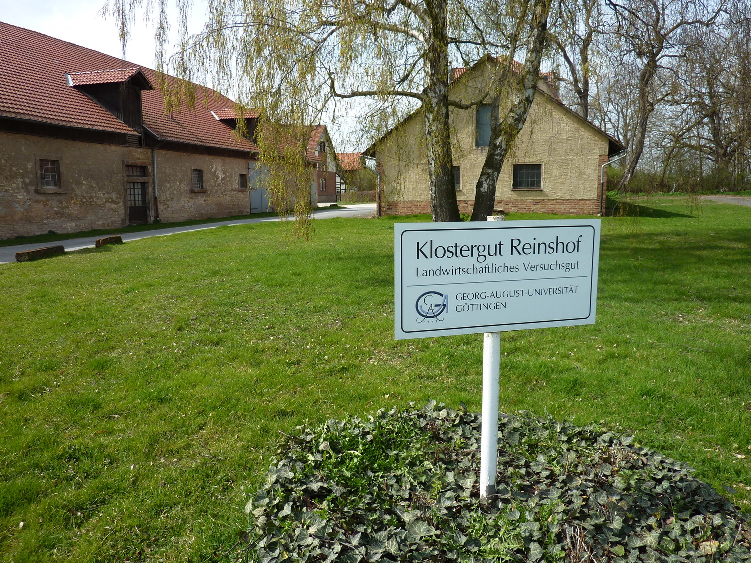 Klostergut Reinshof südlich von Göttingen: Hier befindet sich auch die Versuchsstation für die Feldversuche der Nutzpflanzenwissenschaften.