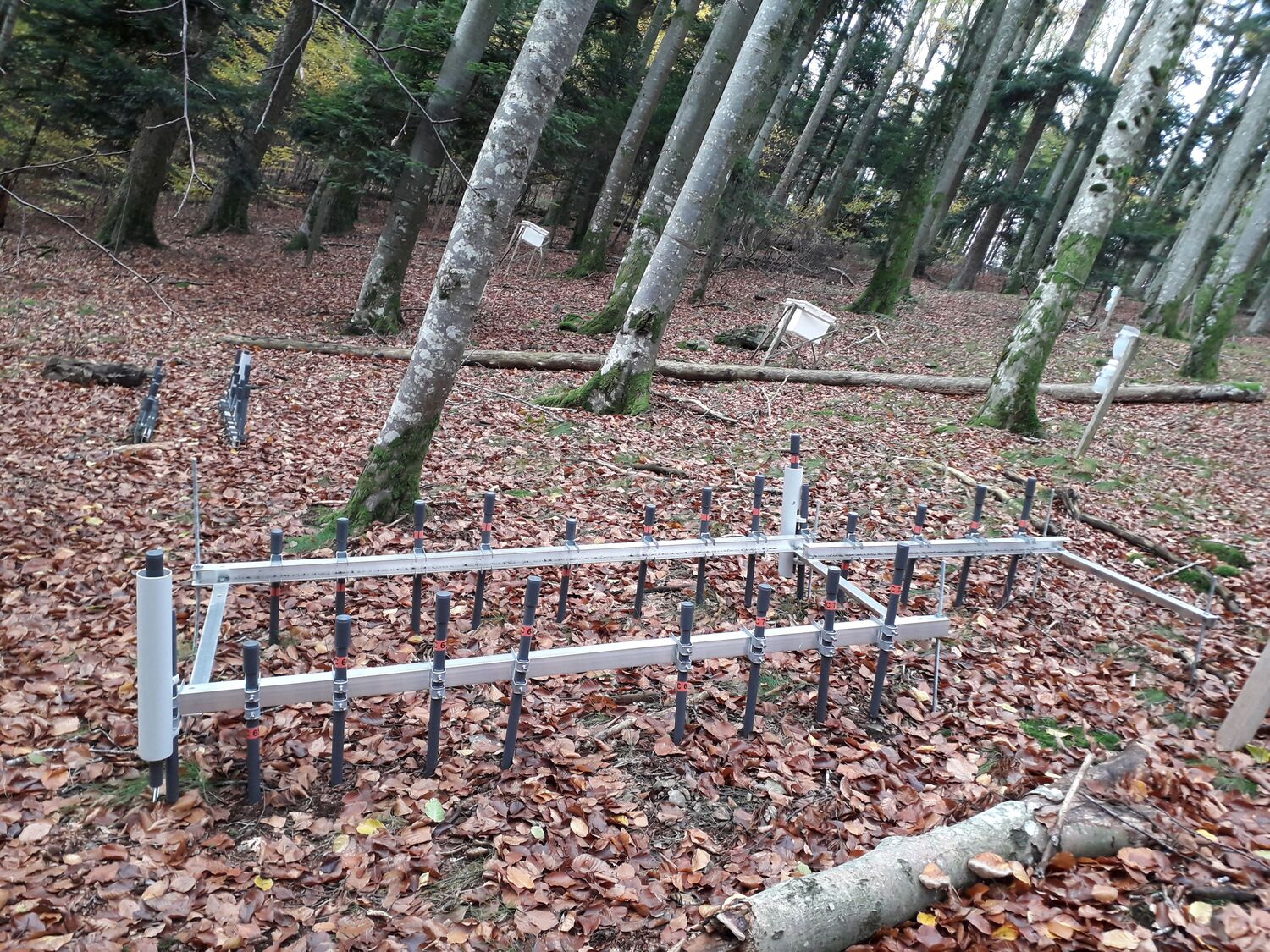 Soil gas monitoring using automatic collectors: soil air samples were taken regularly over a period of several years using pipes permanently inserted into the soil.