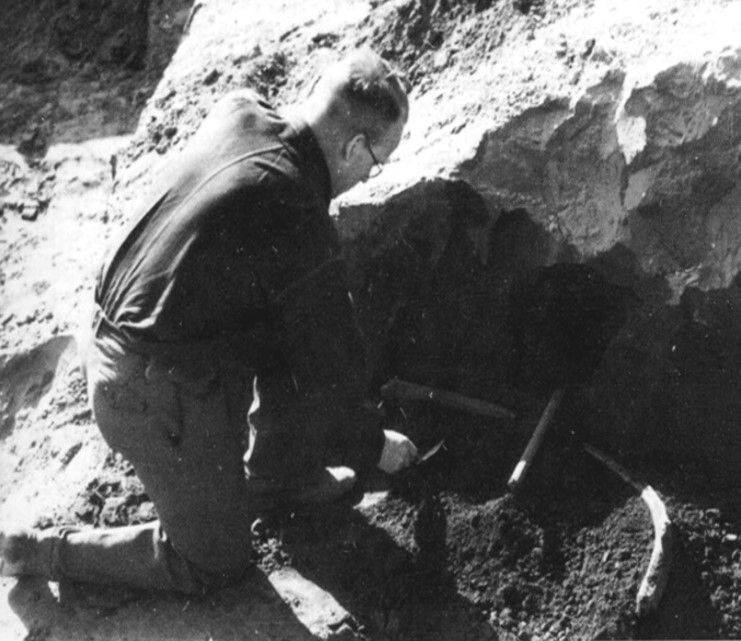 Als im März 1948 die Holzlanze zwischen den Elefantenknochen ans Tageslicht kam, stand kein Fotoapparat zur Verfügung. Die Situation wurde später nachgestellt. Ein Besenstiel illustrierte dabei die ursprüngliche Lage der Waffe