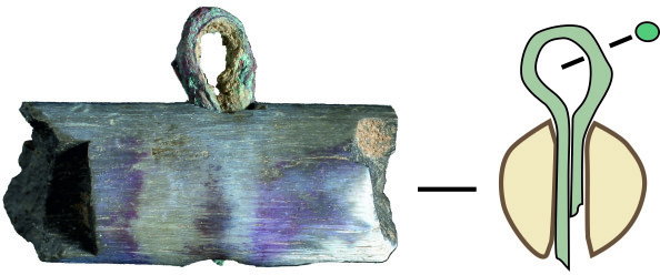 Fragment (L. ca. 1,5 cm) eines Waagebalkens aus Knochen mit Bronzeöse aus Cliffs End Farm, Isle of Thanet, Kent, England, identifiziert von Jörn Schuster.