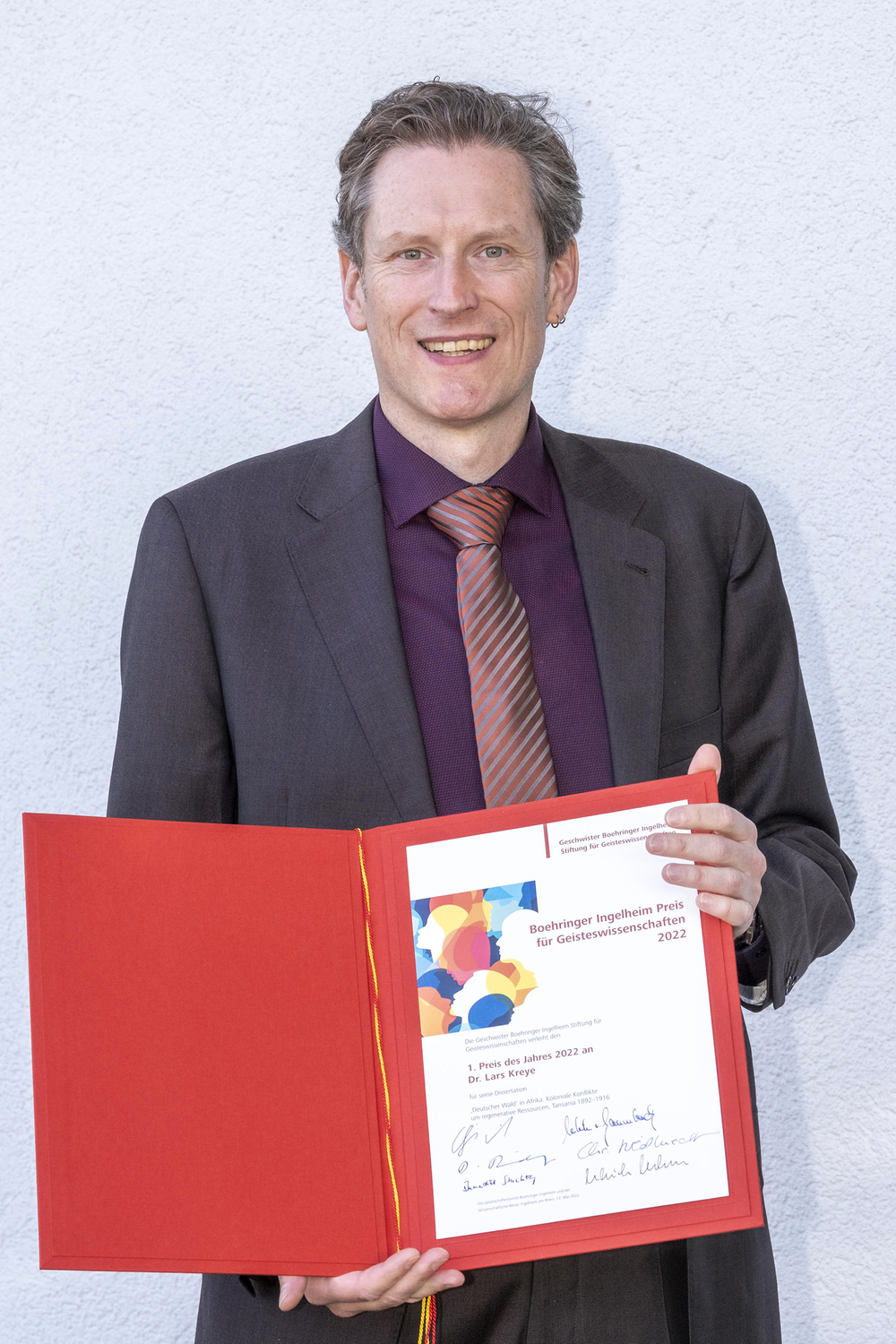 Historiker Dr. Lars Kreye mit seiner Auszeichnung
