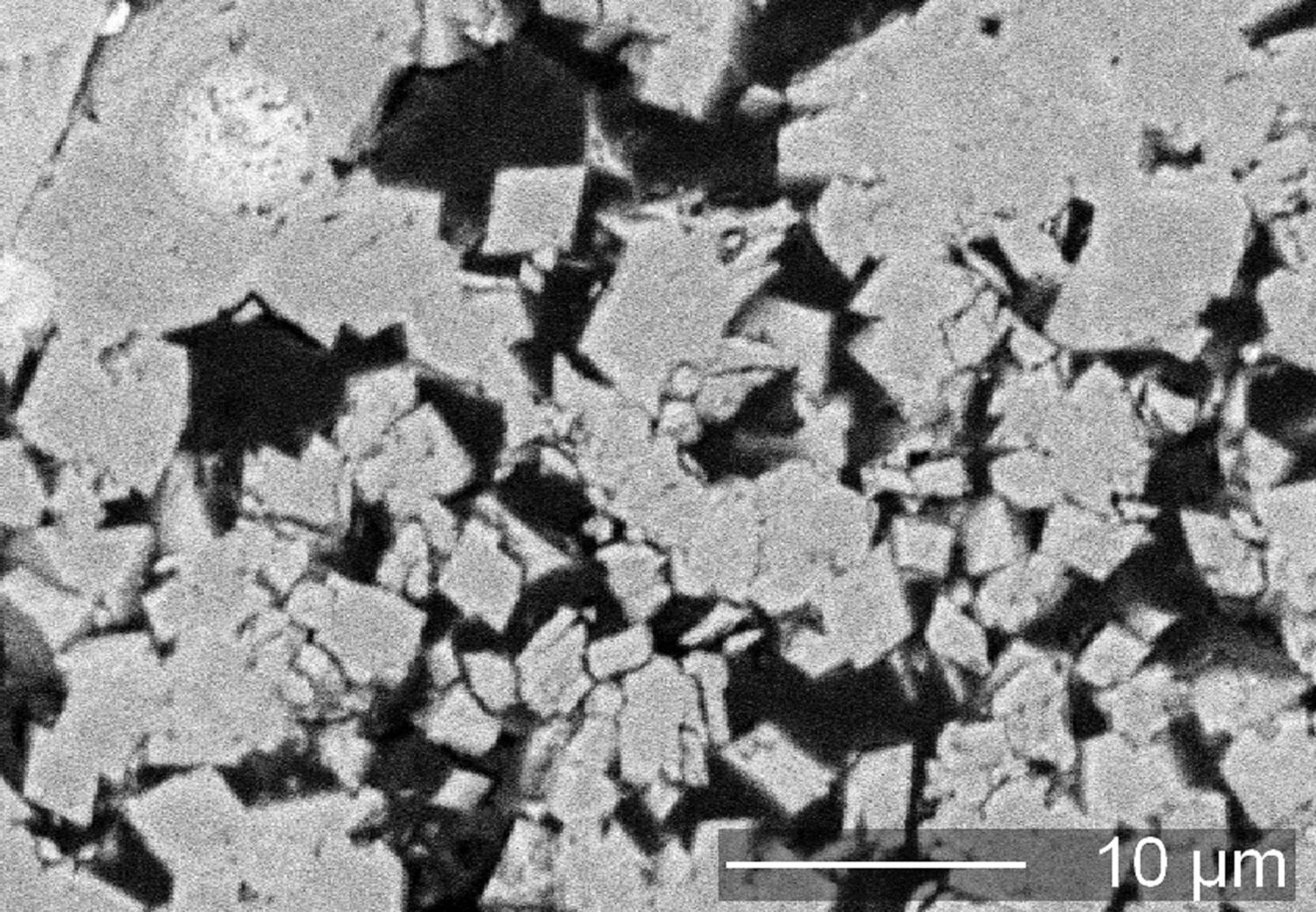 Rasterelektronenmikroskopisches Bild: Dolomitkristalle mit rhomboedrischer Form aus dem Bohrkern der Bohrung 1003 vom Nördlinger Ries