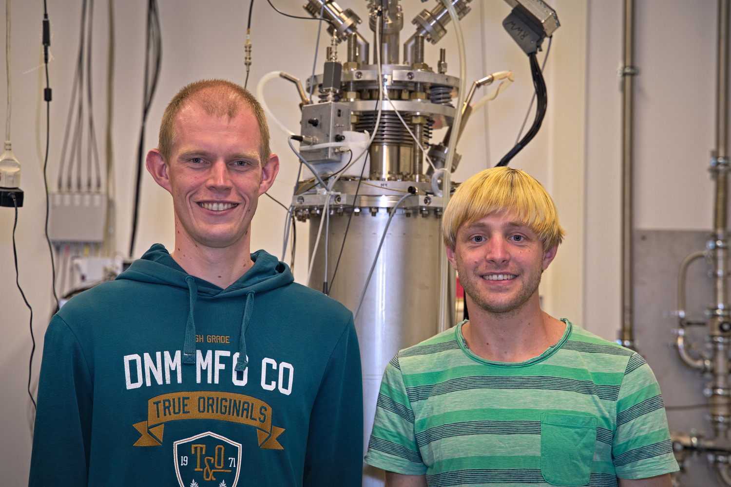 Ole Bunjes (left) and Lucas Paul (right) in front of the high-resolution scanning tunneling microscope built in Göttingen that they used to carry out their research.