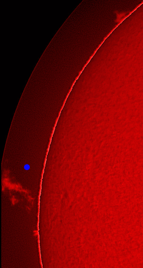 Die Sonnenprotuberanz vom 28. Juni 2019, 7:58 Uhr, beobachtet vom Learmouth Observatorium in Australien. Die Protuberanz erstreckt sich 90ooo km über den Sonnenrand, was dem 7-fachen Durchmesser der Erde entspricht, die zum Vergleich als blaue Kreisfläche zugefügt ist.