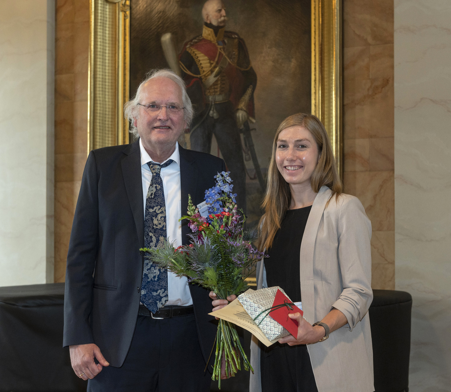 Preisträgerin Dr Marina Eckermann und Prof. Dr. Hans Hofsäss vom Universitätsbund Göttingen.