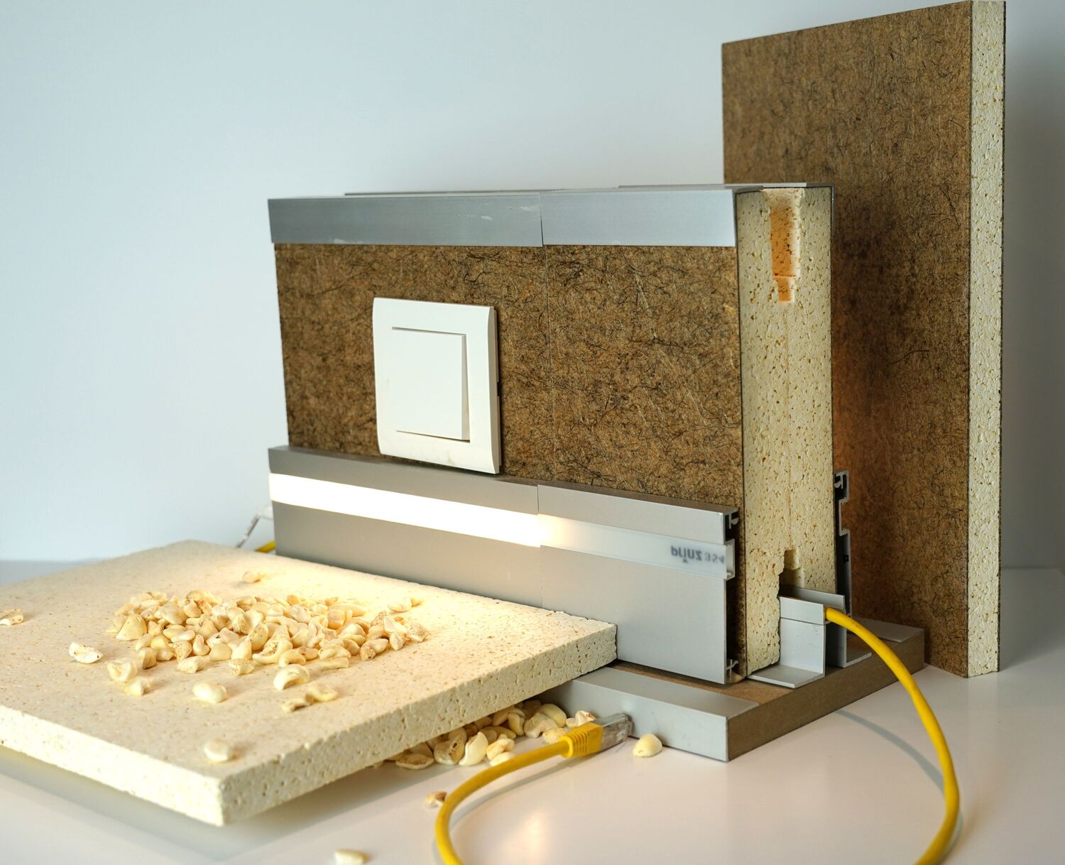 Bezahlbarer Wohnraum aus umweltschonendem und CO2-neutralem Baumaterial: Wissenschaftlerinnen und Wissenschaftler der Universität Göttingen haben ein Verfahren entwickelt, mit dem sich Paneele aus Hanf, Flachs und Popcorngranulat herstellen lassen.