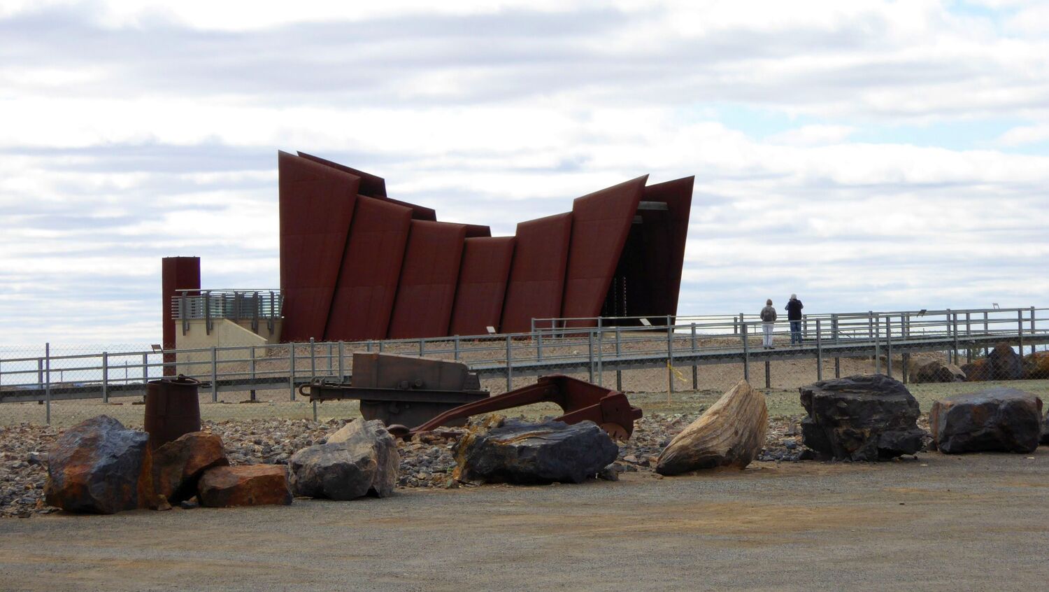Miner's Memorial auf einer Halde in Broken Hill, Australien: Die Umnutzung von Bergbauinfrastruktur für den Tourismus und kulturelle Zwecke ist Teil der Übergangsstrategie von Broken Hill.