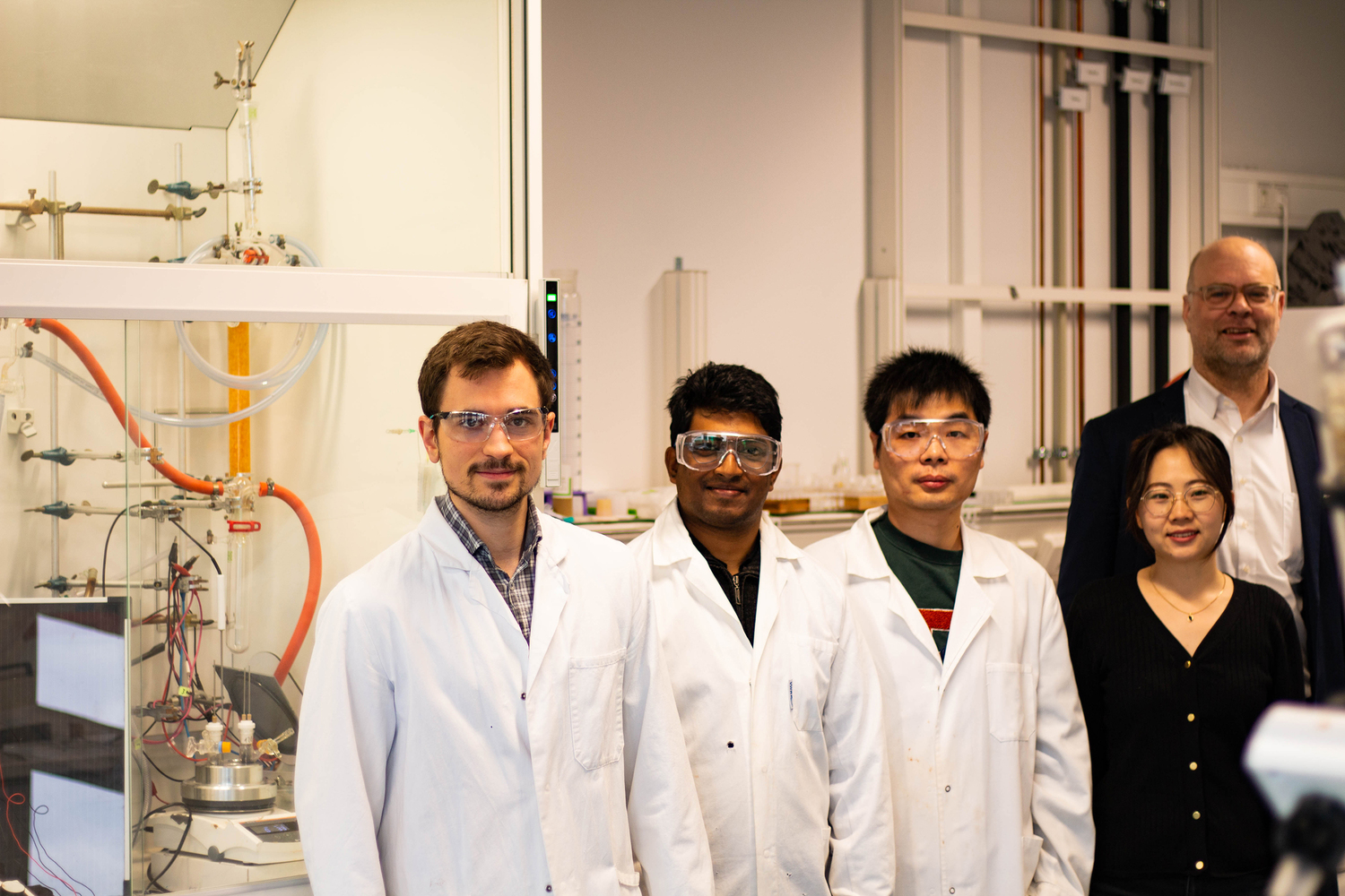 Publikationsteam (von links): Tristan von Münchow, Suman Dana, Yang Xu, Binbin Yuan, Prof. Dr. Lutz Ackermann