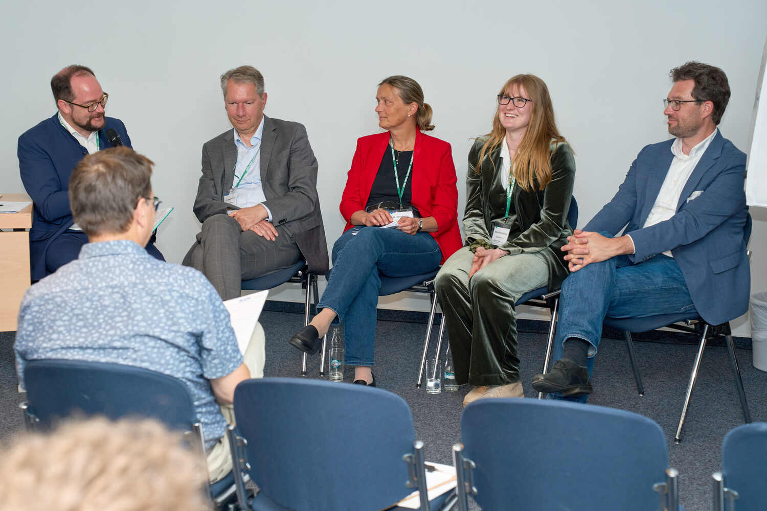 Podiumsdiskussion zu Potenzialen milieukonformer Kommunikation auf der Abschlussveranstaltung Anfang Juni in Rostock (v.l.n.r.: Dr. Peter Aurenhammer, Uni Göttingen; Dr. Carsten Leßner, MLEUV; Dr. Irene Seling, AGDW; Sebastian Rabe, Stadt Wuppertal).
