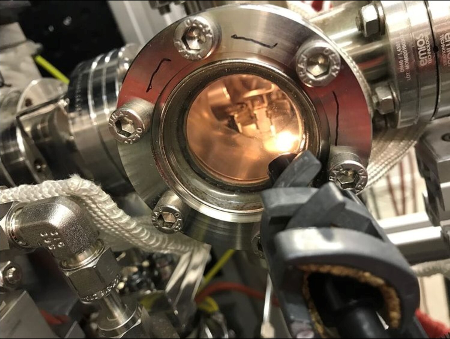 Ryugu-Probe bereit für die Analyse der Sauerstoffisotope mittels Laserfluorinierung.