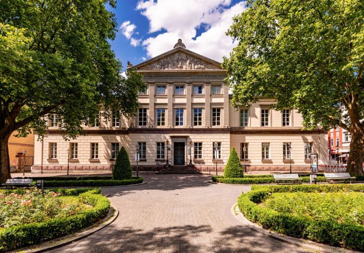 Insgesamt haben im vergangenen Wintersemester 420 Studierende der Wirtschaftswissenschaftlichen Fakultät ihr Studium abgeschlossen.