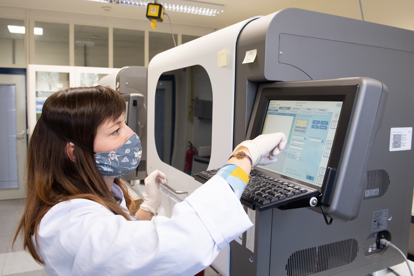 Testungen in der Mikrobiologie: Biologielaborantin Yvonne Laukat programmiert den Automaten für die RNA-Isolierung.