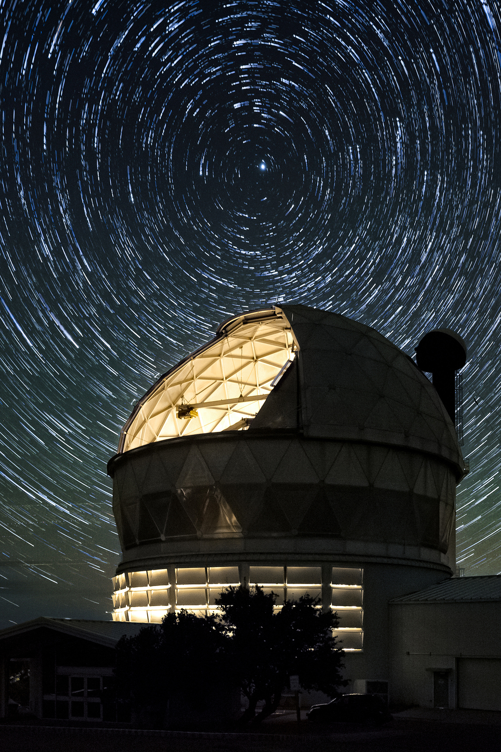 Über dem Hobby-Eberly-Teleskop drehen sich Sternspuren um den Polarstern.
