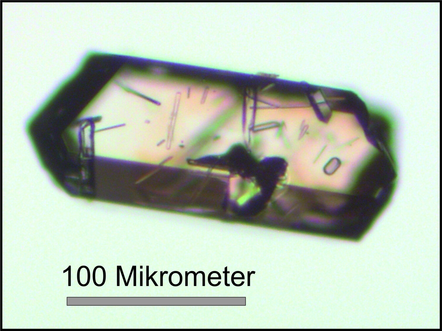 Beispiel eines leicht rosafarbenen Zirkonkristalls der Vulkanasche-Schicht, welche mittels der Uran-Blei-Methode auf ein Alter von 14.20 ± 0.08 Millionen Jahre datiert werden konnte.
