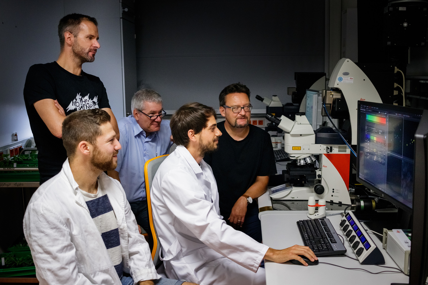 Daniel Lüdke shows his colleagues the results of the microscopic examination.