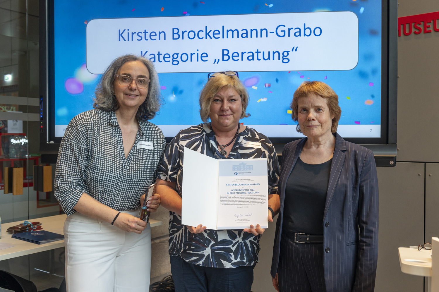 Preisträgerin in der Kategorie „Beratung“: Kirsten Brockelmann-Grabo, Leiterin des Prüfungsamts der Sozialwissenschaftlichen Fakultät (Mitte). Links Universitätsvizepräsidentin Prof. Dr. Inge Hanewinkel, rechts Prof. Dr. Andrea Bührmann, Direktorin des Instituts für Diversitätsforschung der Universität Göttingen.
