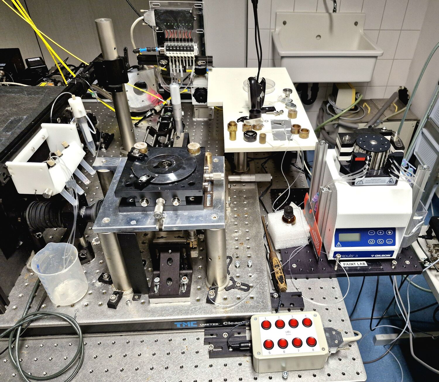 Das mit Druckluft betriebene Mikrofluidik-System für multiplexe Superauflösungsmikroskope ermöglicht eine leicht zugängliche, kostengünstige und hochwertige Bildgebung von Zellen, auch von empfindlichen Proben.