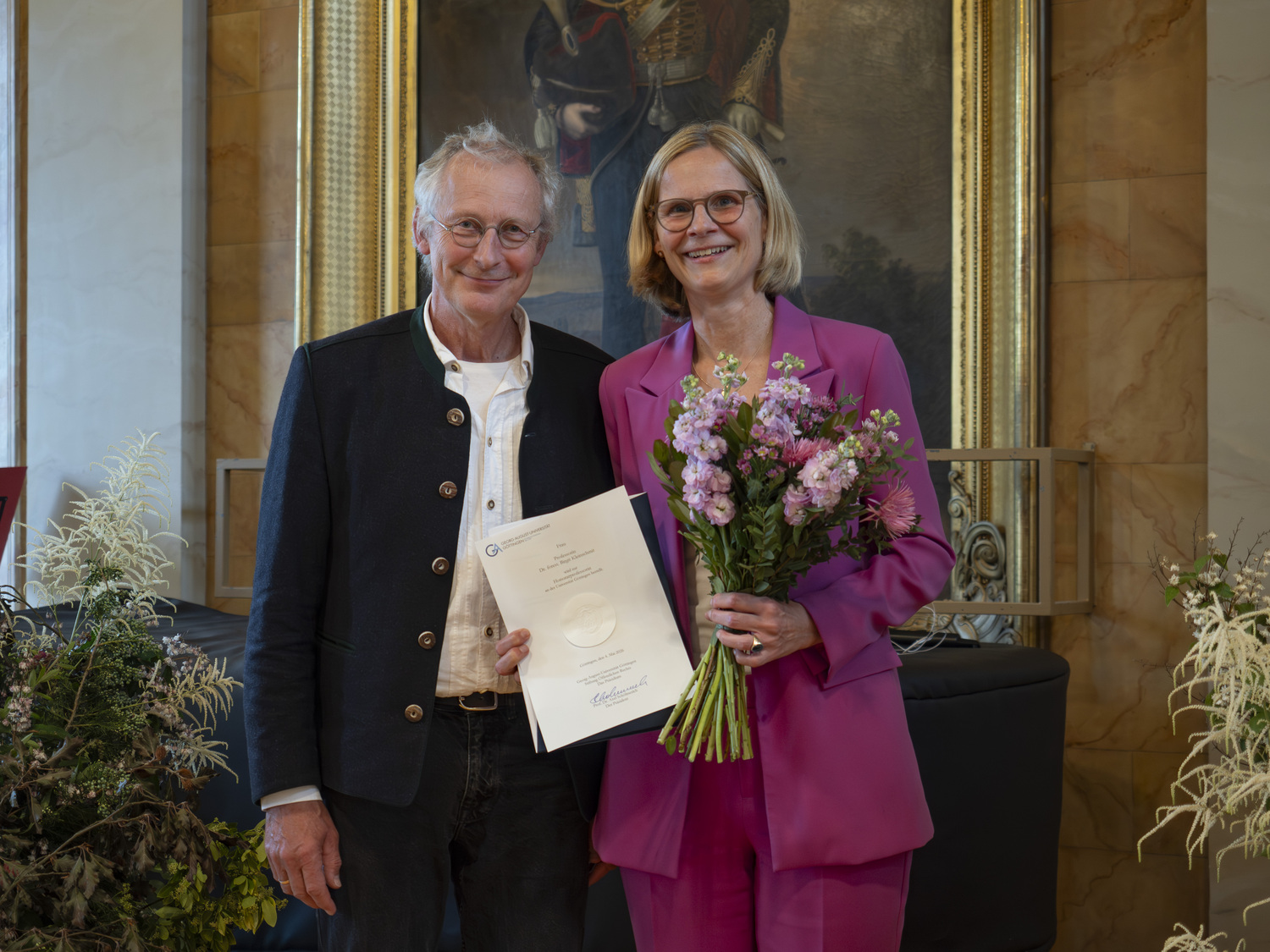 Dekan der Fakultät für Forstwissenschaften und Waldökologie Prof. Dr. Christian Ammer (links) überreichte Prof. Dr. Birgit Kleinschmit (rechts) die Berufungsurkunde im Rahmen der Absolventenfeier.